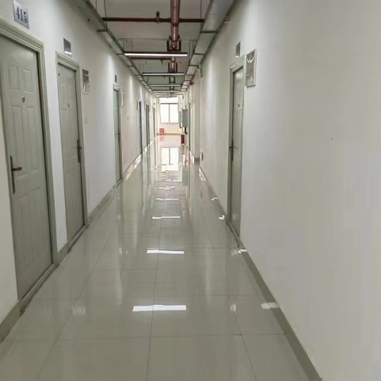 杨林经开区管委会办公楼3-4楼精装写字间出租（带桌椅/会议室/停车方便）
